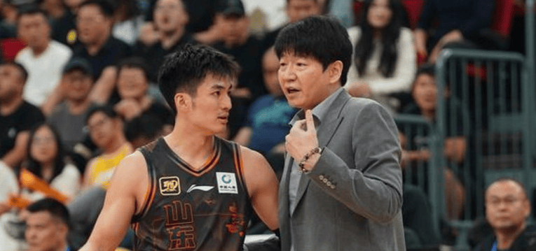 华体会网页登录-山东男篮险胜江苏邱彪再次恶心球迷：两嫡系球员光腚推磨转圈丢人